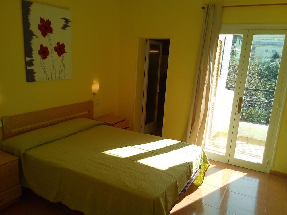 Hostal Lleida Calafell Luaran gambar