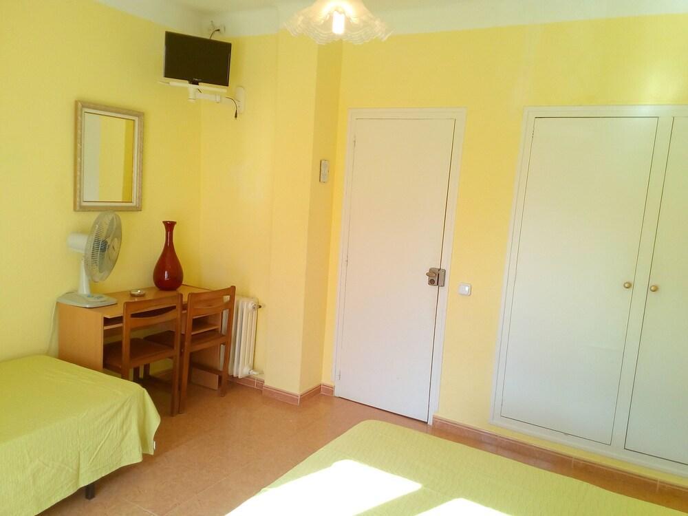Hostal Lleida Calafell Luaran gambar